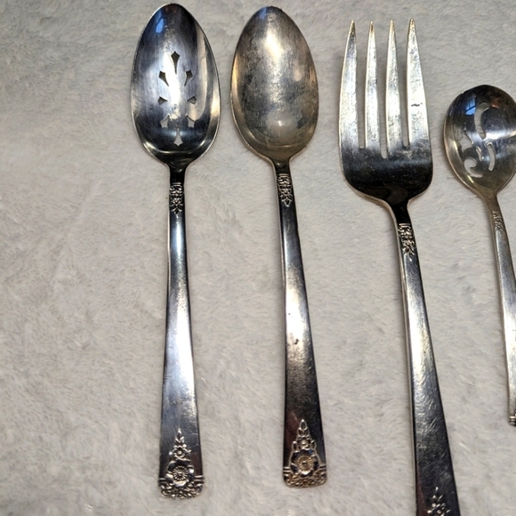 Vintage W.M. Rogers 5 Piece Reinforced Silver Plated Serving Ware - Picture 6 of 8